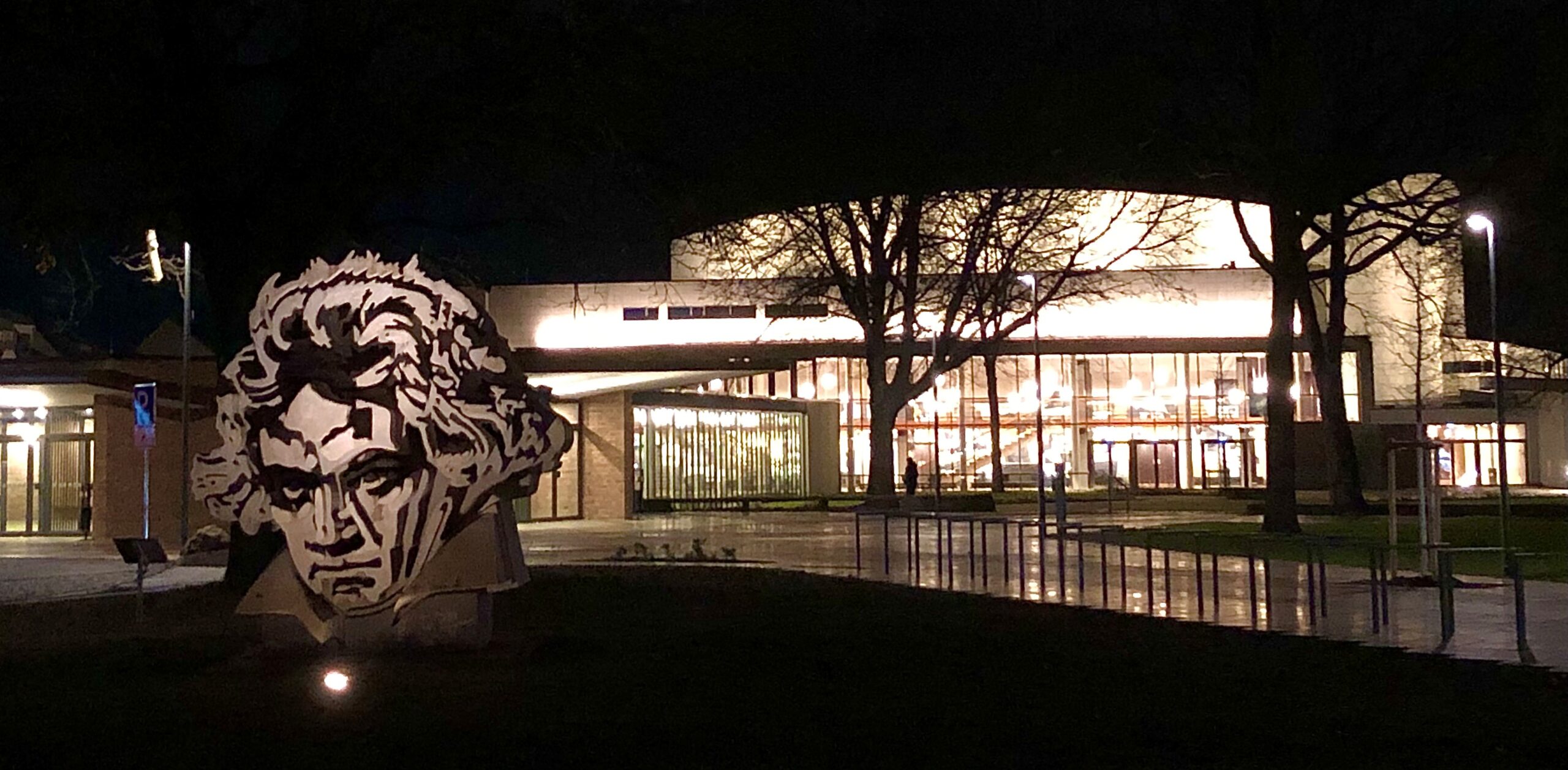 Beethovenhalle bei Nacht